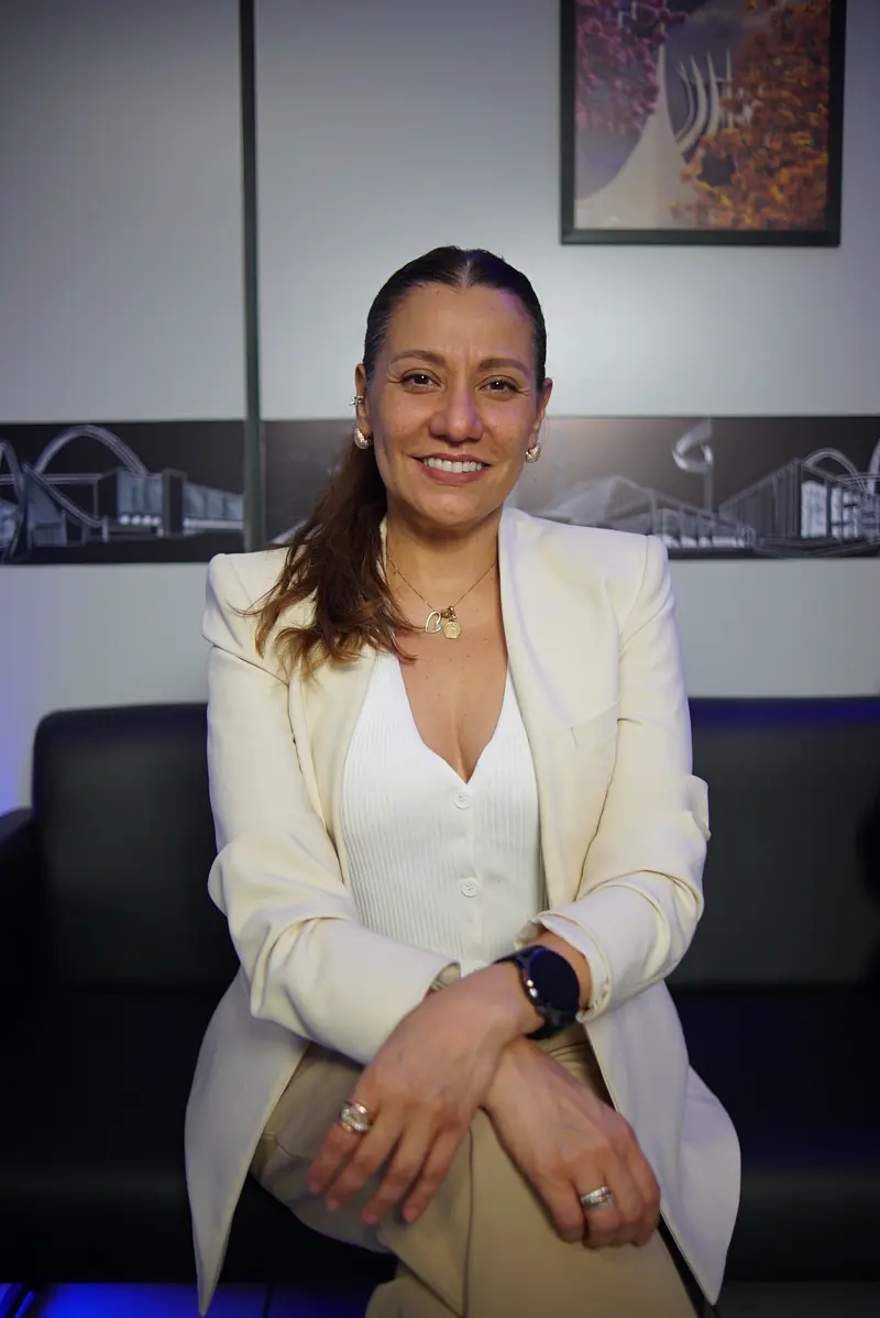 Retrato de Érika Gadelha de blazer claro, sentada, para uso da imprensa